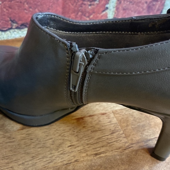 Life Stride Comfort Grey Platform Round Toe Heeled Bootie Size 8 - Picture 10 of 14